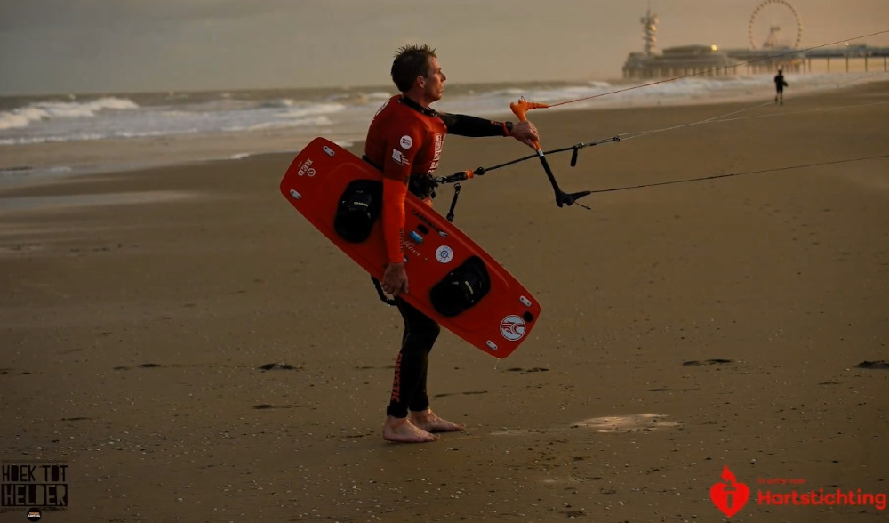 AED ‘Hoek tot Helder’ redt leven van kitesurfer in Zandvoort