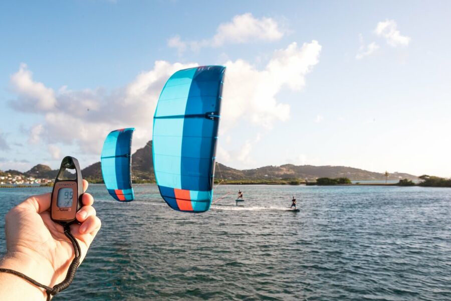 Wie viel Wind zum Kitesurfen - Leichtwind-Kitesurfen mit Hydrofoil-Kiteboard und Tube-Kite