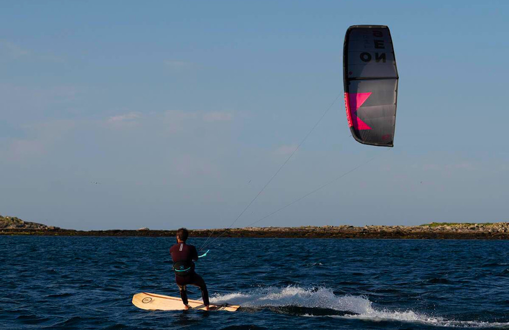 ¿Con cuántos nudos haciendo kitesurf? Esta combinación se puede realizar a partir de 8 nudos. El Takoon Tiki. Foto: Takoon