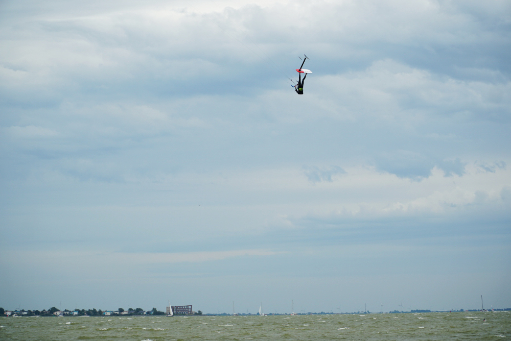 Jamie Overbeek big air met zijn kite foil en foil board
