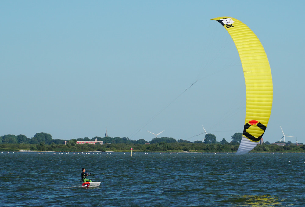 Kitefoiling mit einem Tragflügelboot und einer Drachenfolienplatte