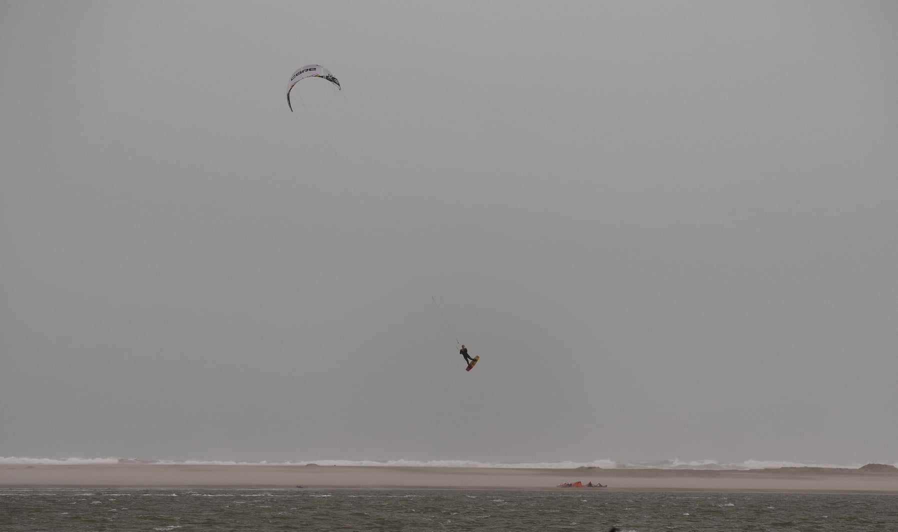 Kite surfers in action at the Zandmotor kite spot. Photo: Patrick van der Ven