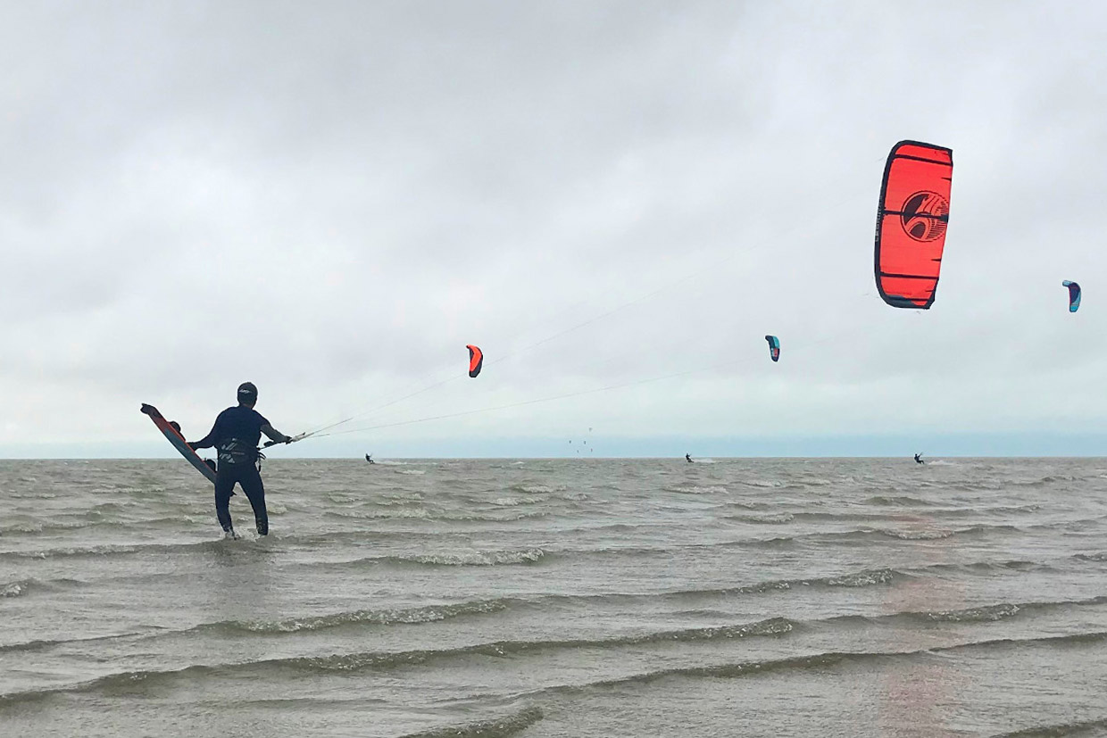 Kitesurfen november - Kitesurfer gaat te water bij Rockanje