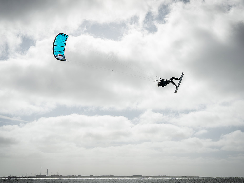 Lite surf concept. Kites worden lichter en tegelijk sterker, stabieler en betrouwbaarder. Foto van Sean Overbeek met de lichte Ozone Enduro v3 door Koldnagel@coldnail.
