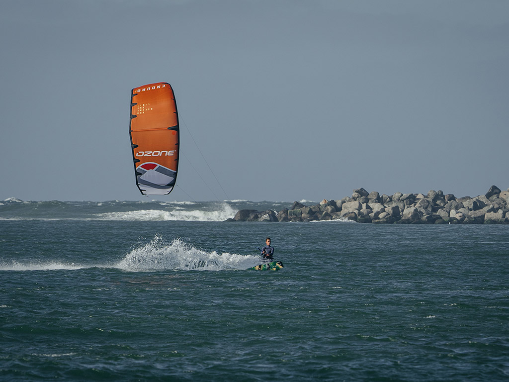 Why do kites need to be lighter and at the same time stronger, more stable, and reliable? Kitesurfer Jamie Overbeek with the Ozone Enduro v3. Photo by Koldnagel@coldnail.