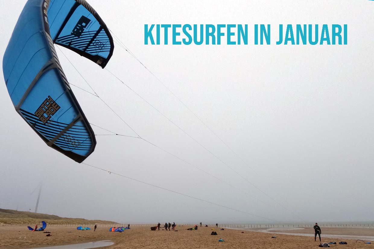 Kitesurfen in januari in Nederland met cap, schoenen, handschoenen aan. Kitesurfer: Jasper Dijkman
