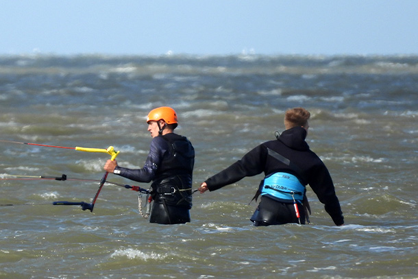 Guía el agua durante una lección de kitesurf.