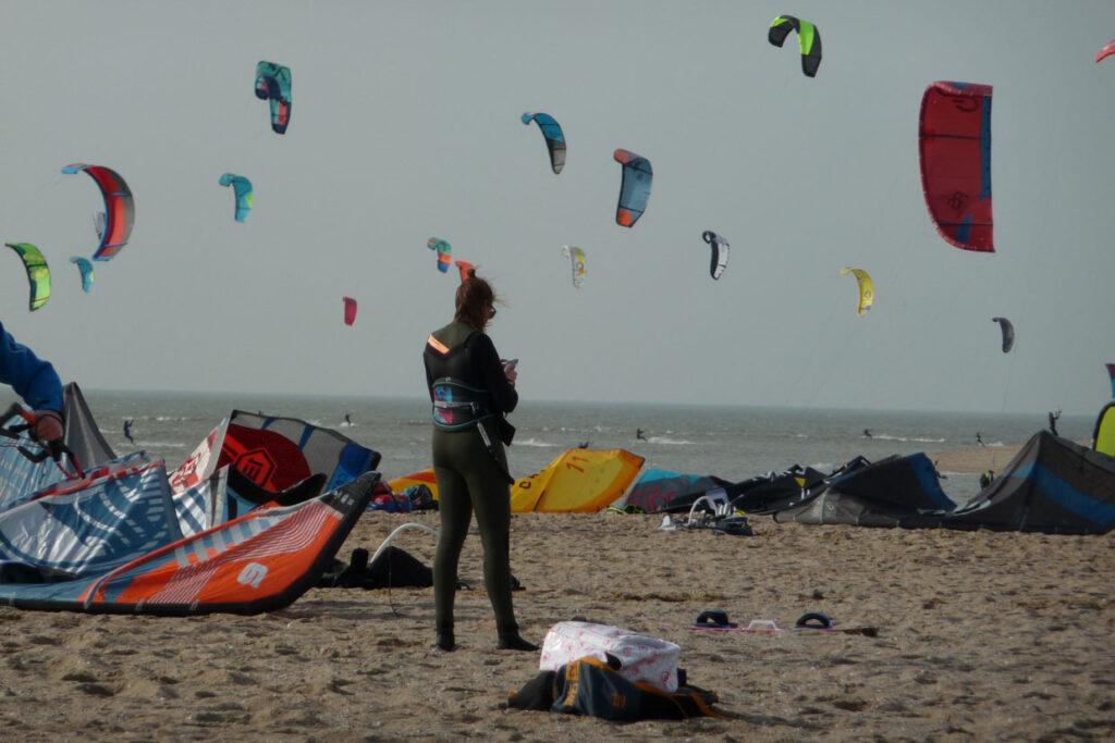 Soms tellen we meer dan 800 kitesurfers over de hele Maasvlakte. behoud kitesport Maasvlakte en Slufter.