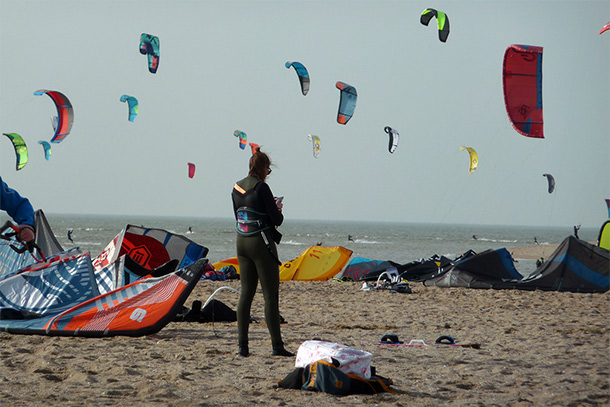 Kitesurfing beginners. Dealing with crowds on the water...