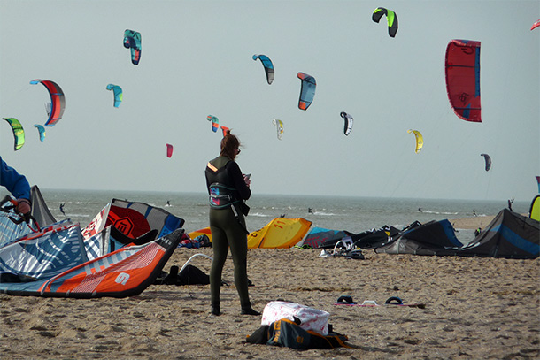 Kitesurf-Anfänger. Umgang mit Menschenmassen auf dem Wasser...