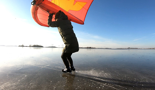 Eisflügelsurfen mit Eishockeyschlittschuhen