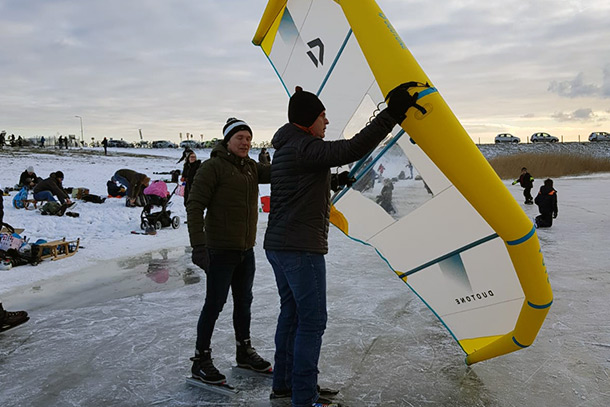 Surf sur glace avec une aile