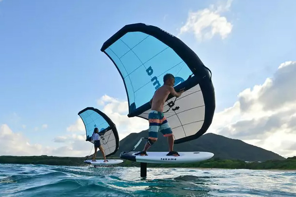 Decathlon hat ein Wingsurf Board, eine Folie, einen Wing und eine E-Folie