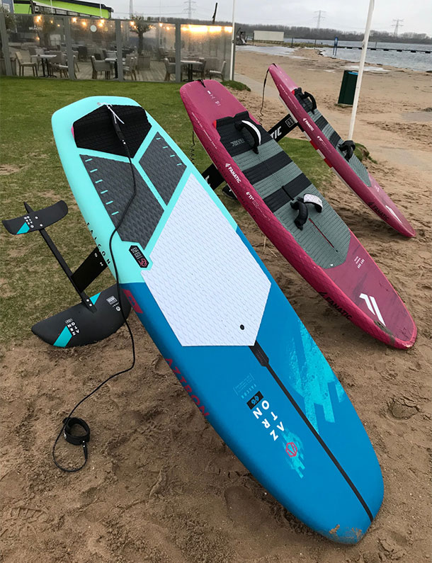 Aztron and Fanatic wingsurf boards with mast, foil and leash. Starting without foot straps is recommended.