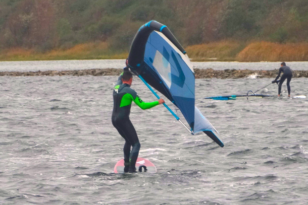 Wingsurfen wie ein echter Wingsurfer. Die Folie befindet sich noch unter Wasser, also noch nicht flügelförmig.