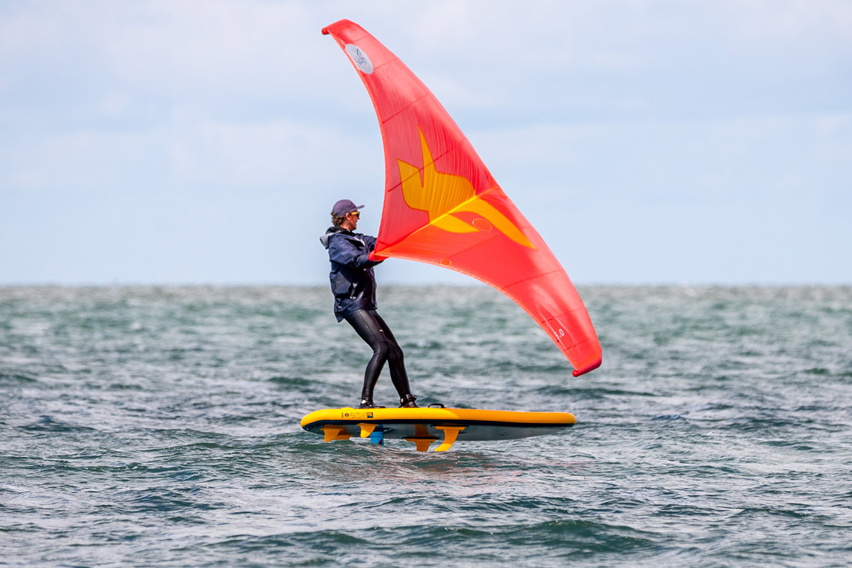 Een wingsurfer met opblaasbaar wingsurf board.