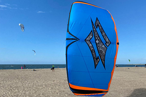 Choosing the right kite is crucial for a quick learning process and lots of fun and safe kitesurfing sessions