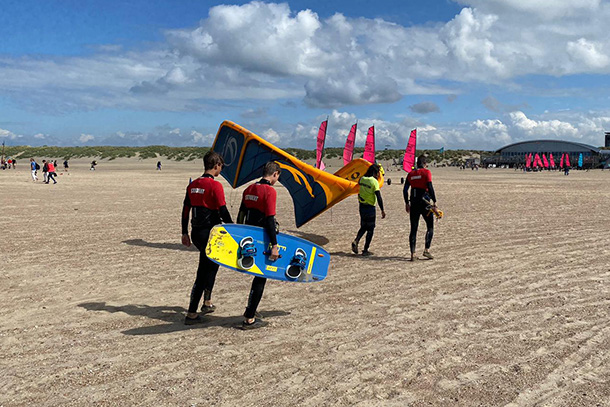 Ein schöner Sommertag mit einer schönen Brise ist ideal zum Kitesurfen!