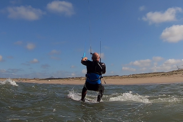 You learn the first meter of kitesurfing at a kitesurfing school with kitesurfing lessons
