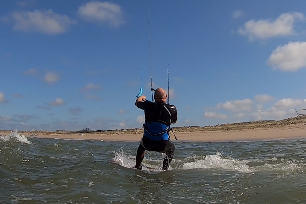 Aprendes el primer metro de kitesurf en una escuela de kitesurf con lecciones de kitesurf