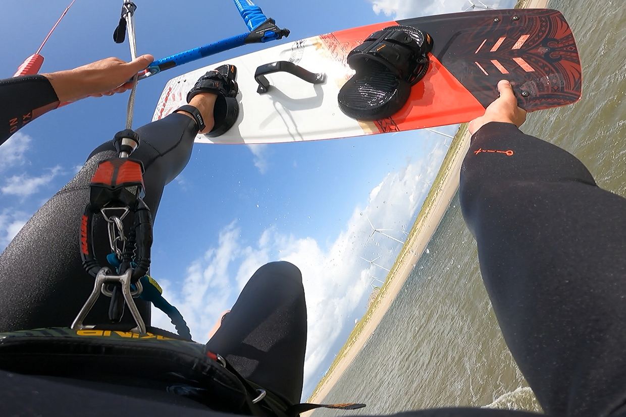 Kitesurf-Trick-Tutorial mit einer Fußzeile