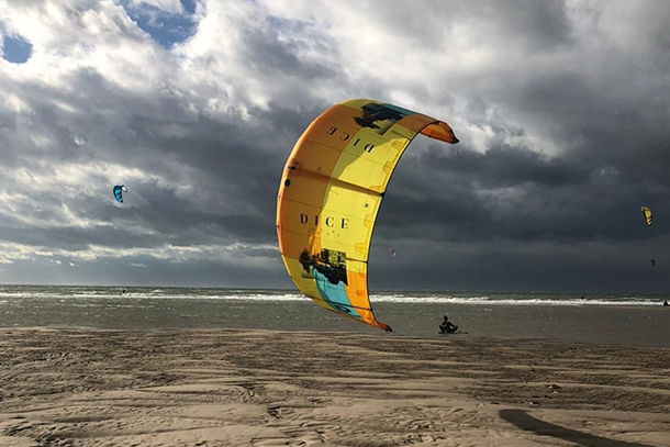 Het weer en de wind in de gaten houden tijdens je kitesurf sessie. Zonodig laat je je kite even neer.