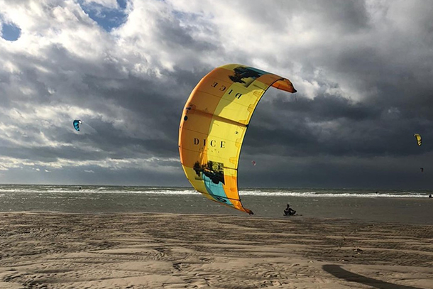 Behalte das Wetter und den Wind während deiner Kitesurf-Session im Auge. Senke deinen Kite bei Bedarf für eine Weile ab.