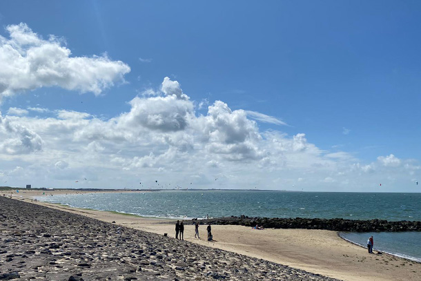 De noordzeekant van de Brouwersdam van de kant van Ouddorp gezien. 