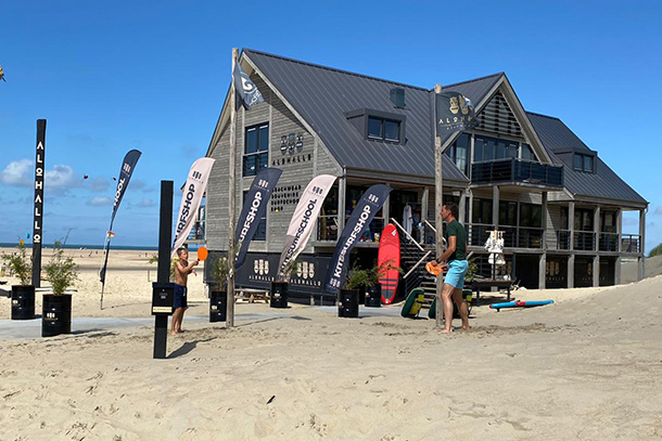 Verschiedene Catering-Pavillons, Kitesurfschulen und Kitesurfläden am Kite-Spot Brouwersdam. Viele Campingplätze in der Region