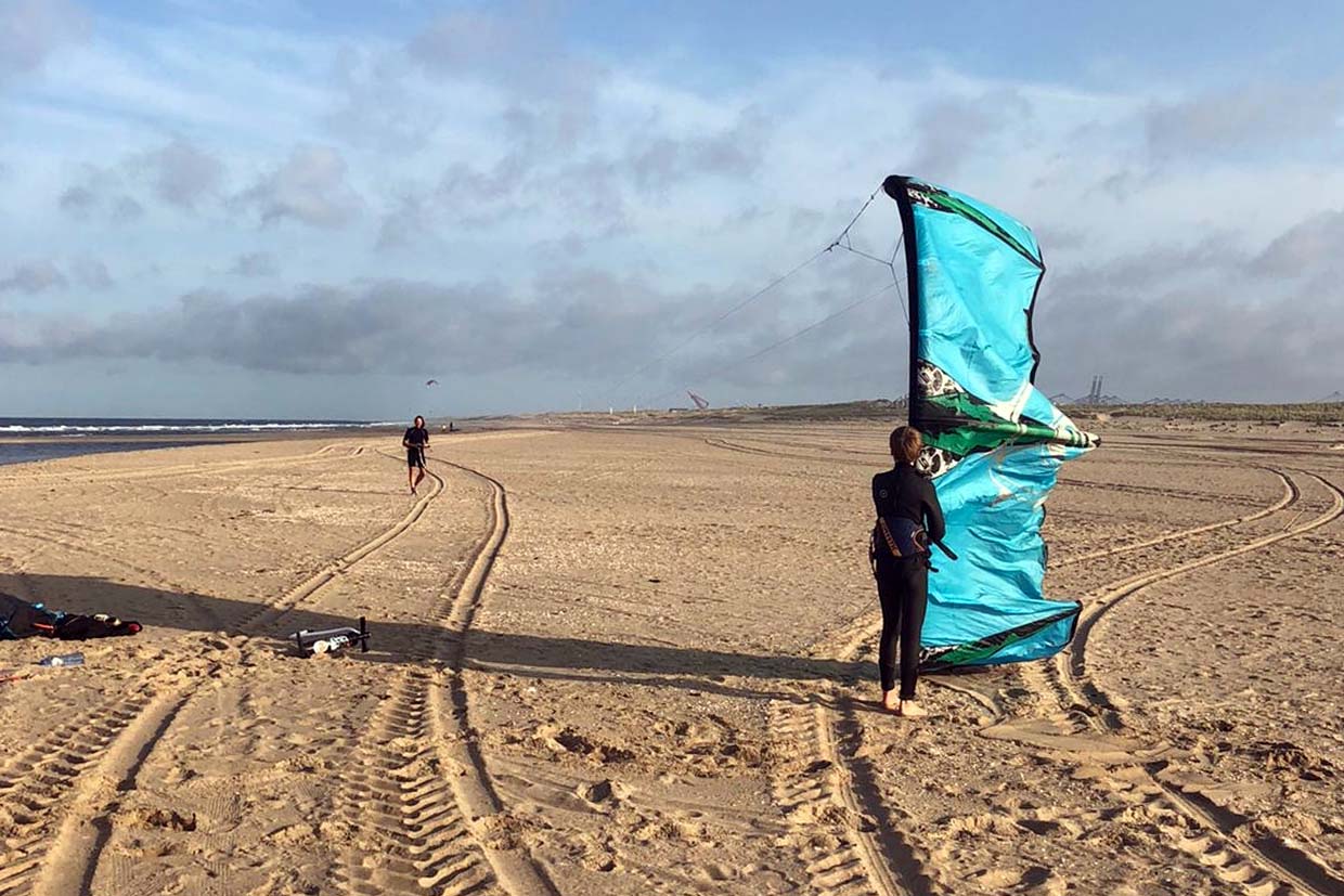 Kitesurfen leren is niet moeilijk. Je hebt wel kitesurfles nodig als je wilt beginnen met kitesurfen