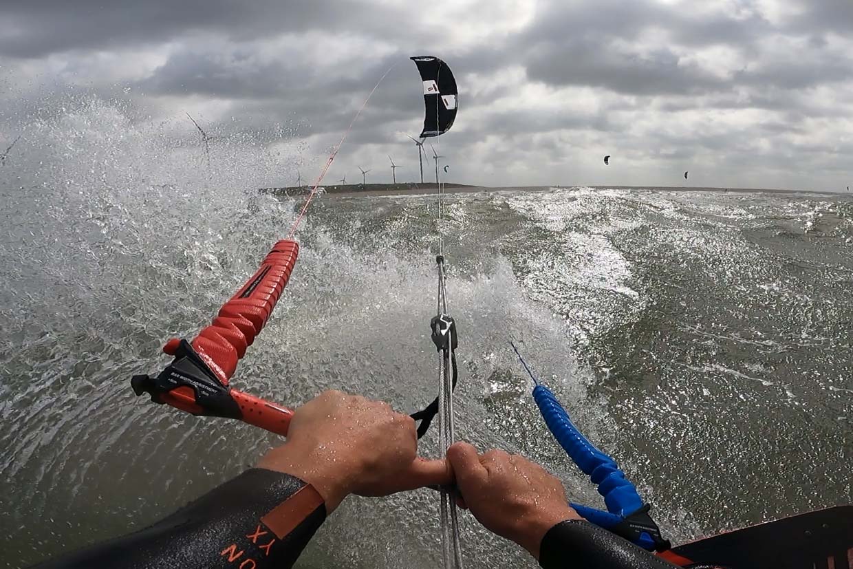 Als je eenmaal kan kitesurfen en je vertrouwd voelt, dan beleef je prachtige momenten op het water