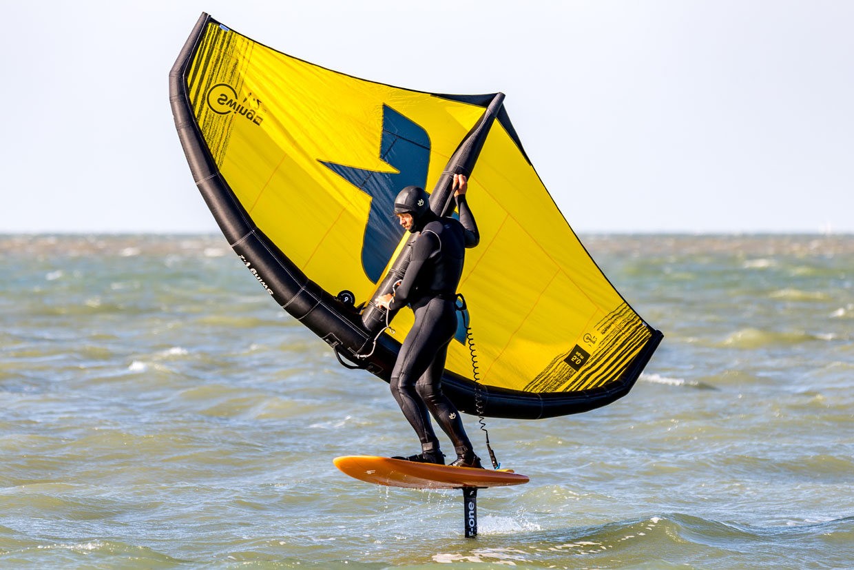 Bart lekker ingepakt in een warme hooded wetsuit enjoying the ride