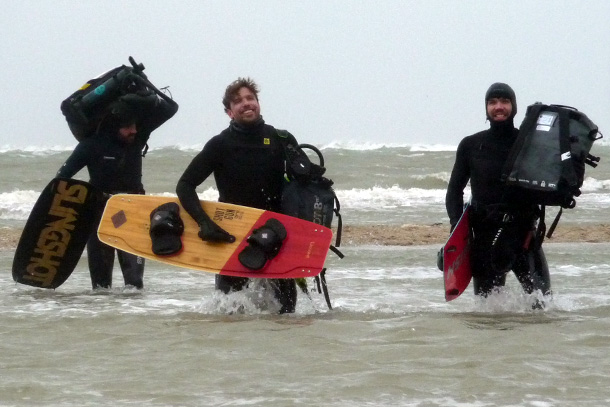 Kitesurfers in full uniform. With a good winter wetsuit you get more out of your session.