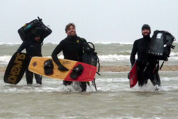 Kitesurfer in voller Uniform. Mit einem guten Winter-Neoprenanzug holst du mehr aus deiner Session heraus.