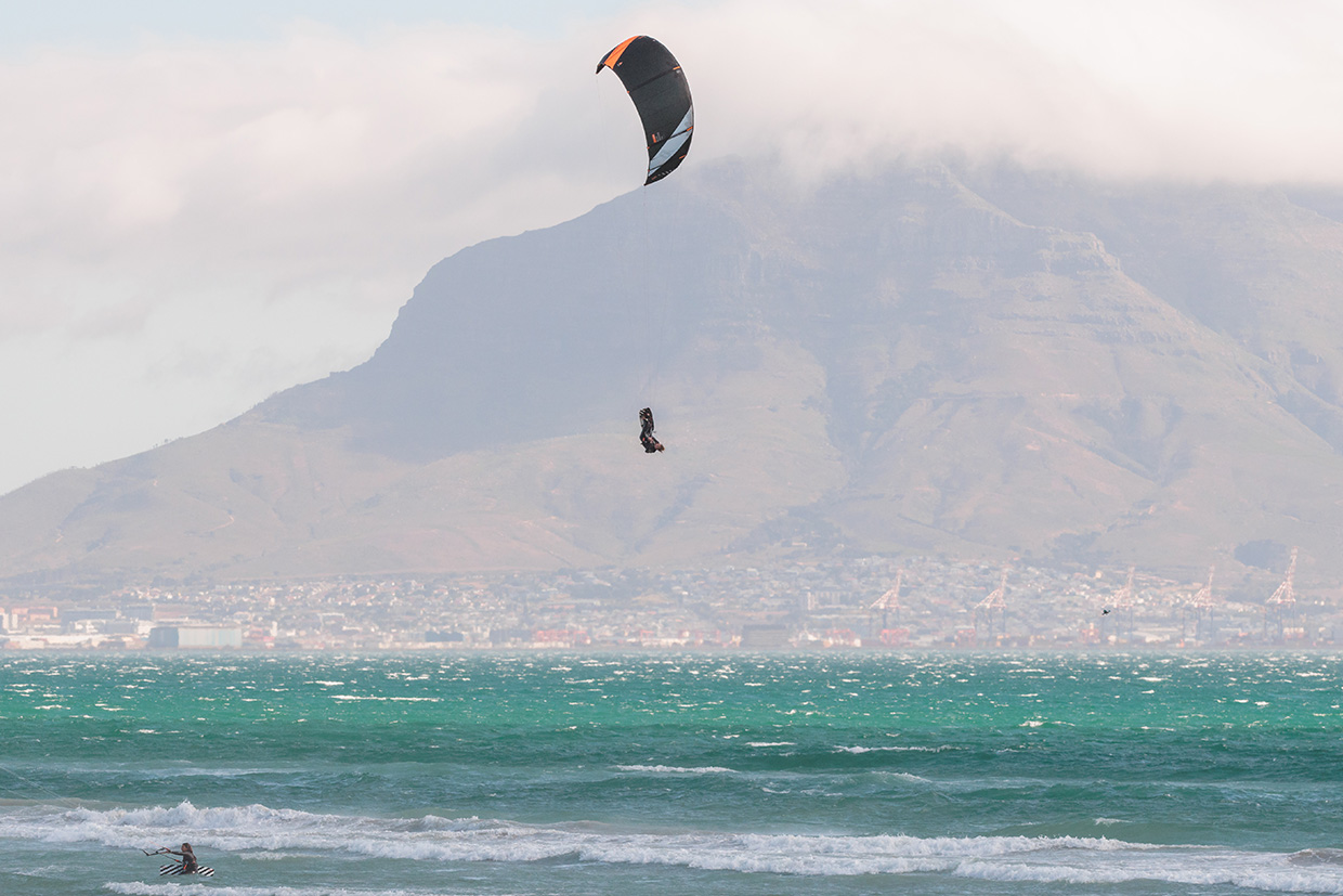 Der professionelle Kitesurfer Sean Overbeek ist in seinem Element. Foto von Samuel Tome.
