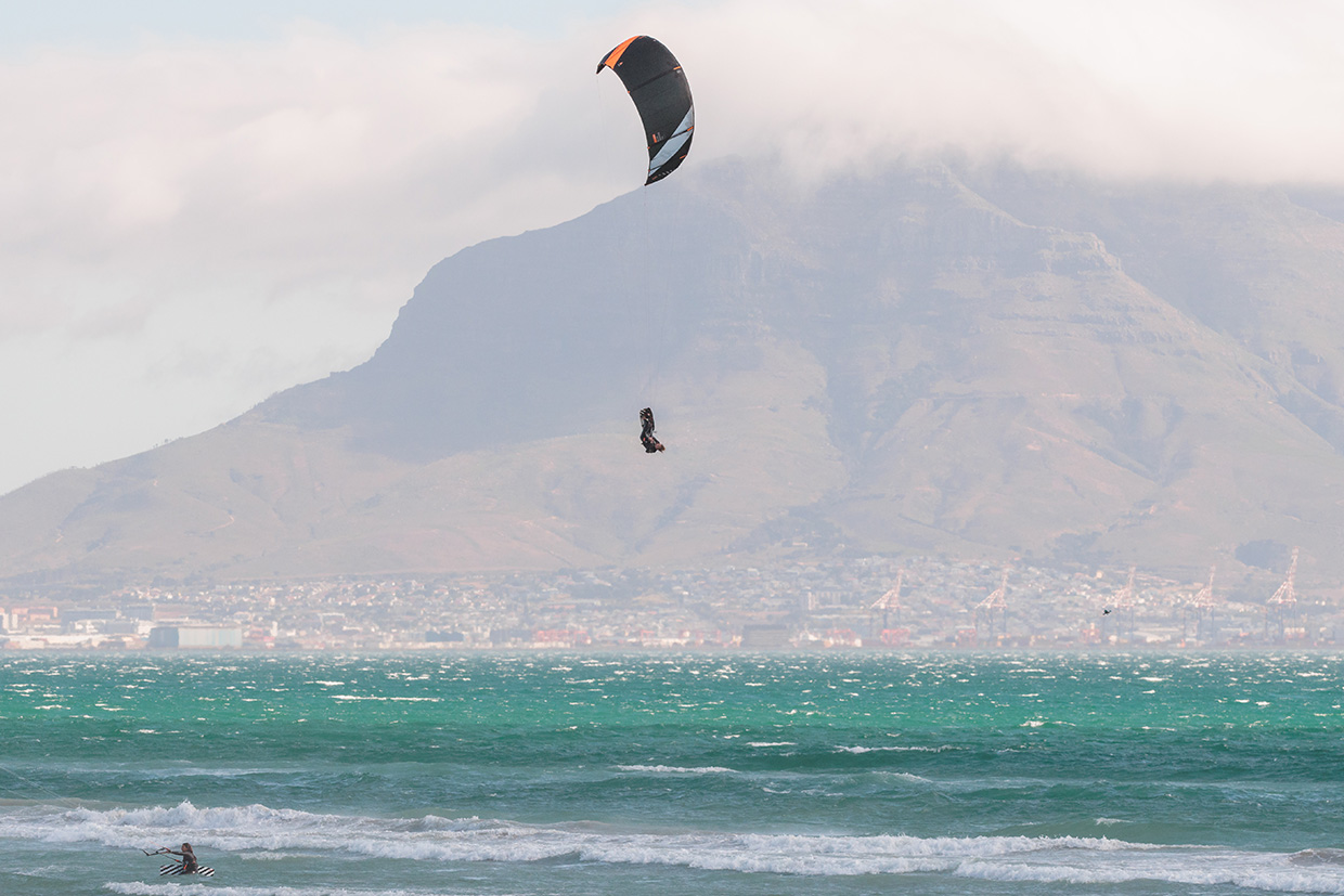 Le kitesurfer professionnel Sean Overbeek dans son élément. Photo de Samuel Tomé.