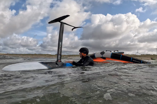 PFAS voor watersporters. Bij het leren kitesurfen en wingfoilen krijg je regelmatig een slok water binnen.