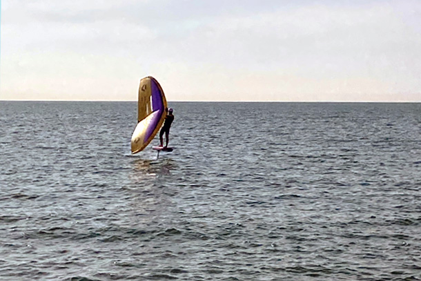 Wing foiling par vent léger. Marque déjà des foils à 5 nœuds