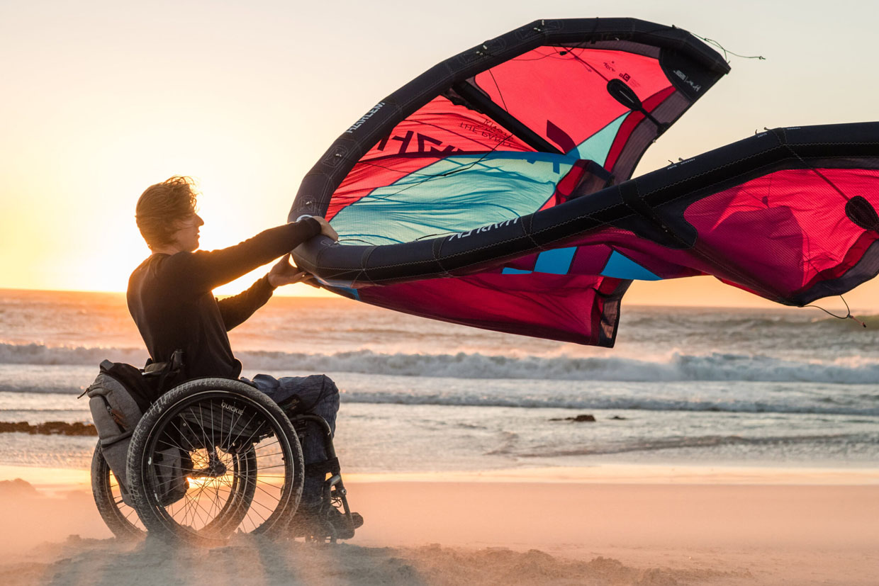 Wheels to wave downwinder voor rolstoel-kitesurfers