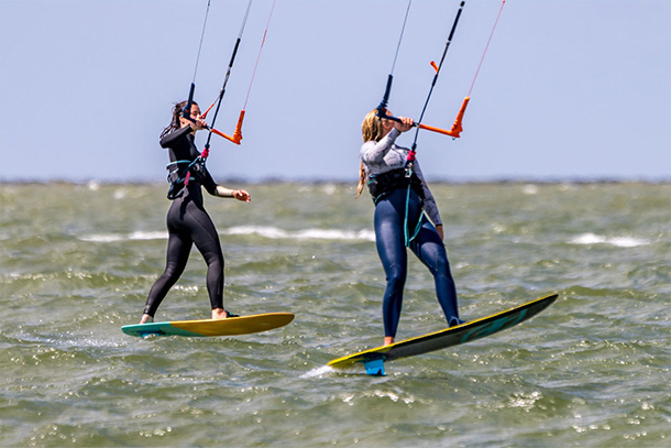 Kitesurfende Damen - Zwei Damen beim Kitefoilen
